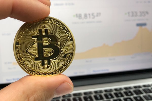 贝莱德IBIT持仓升至约34.8万枚BTC，ETHA升至约29.4万枚ETH